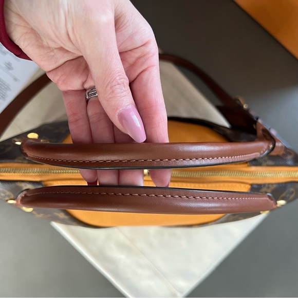 Louis Vuitton V Tote Monogram Canvas and Saffron Leather MM - Picture 13 of 16